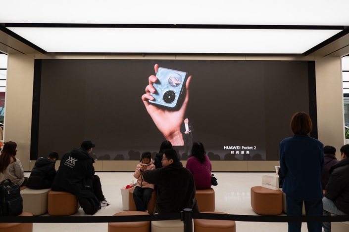 On Thursday, customers watch the Huawei Pocket 2 launch event in Sanya, Hainan province, at Huawei's flagship store in Shanghai. Photo: VCG