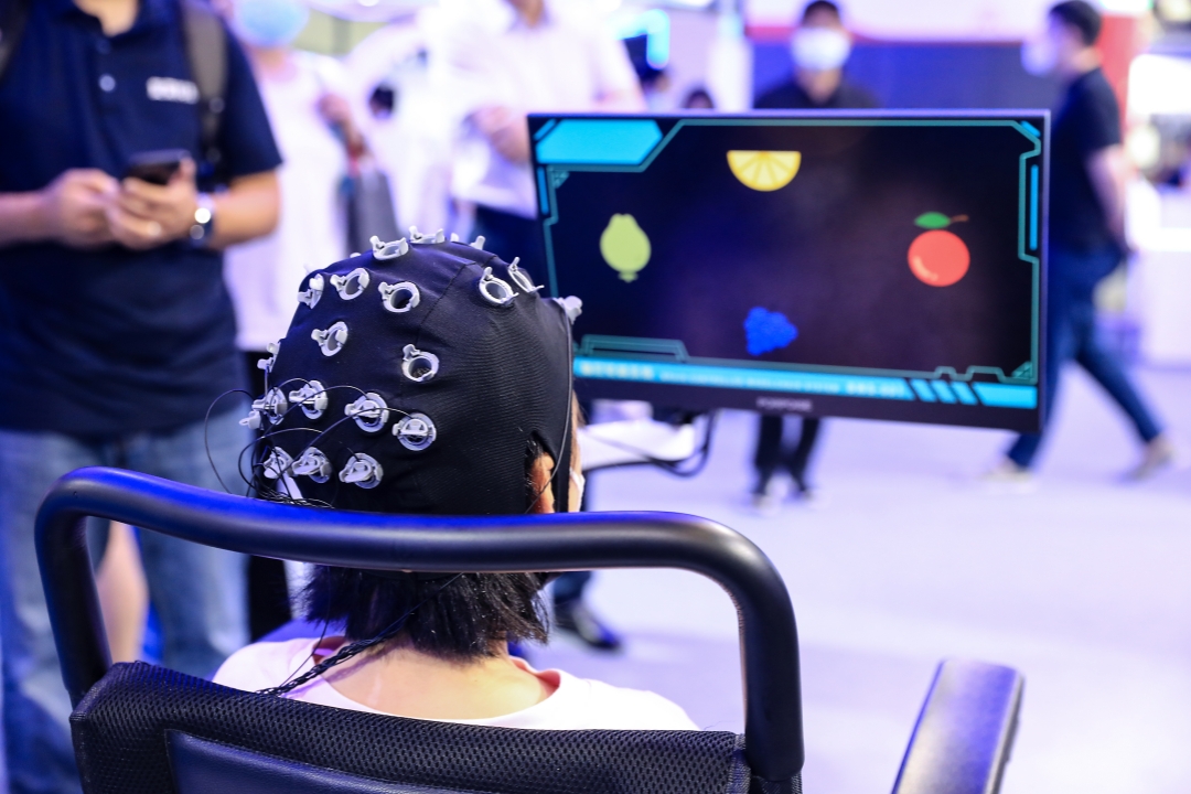 A citizen experiences the brain-machine interface technology at  at the 9th China (ShangHai) International Technology Fair in Shanghai on June 16, 2023. Photo: VCG